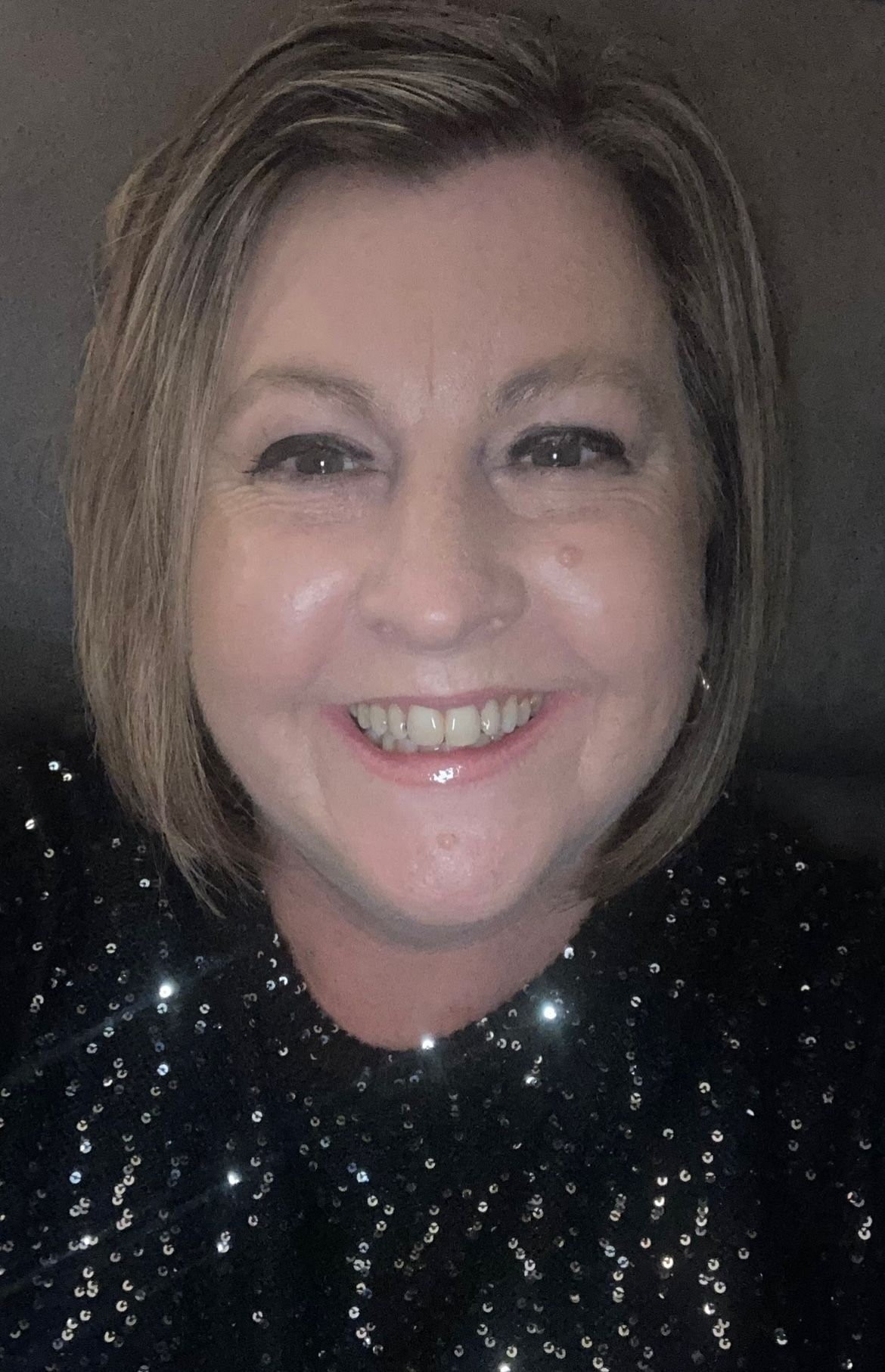 Lekári Tracy našli nádor za pravým uchom.