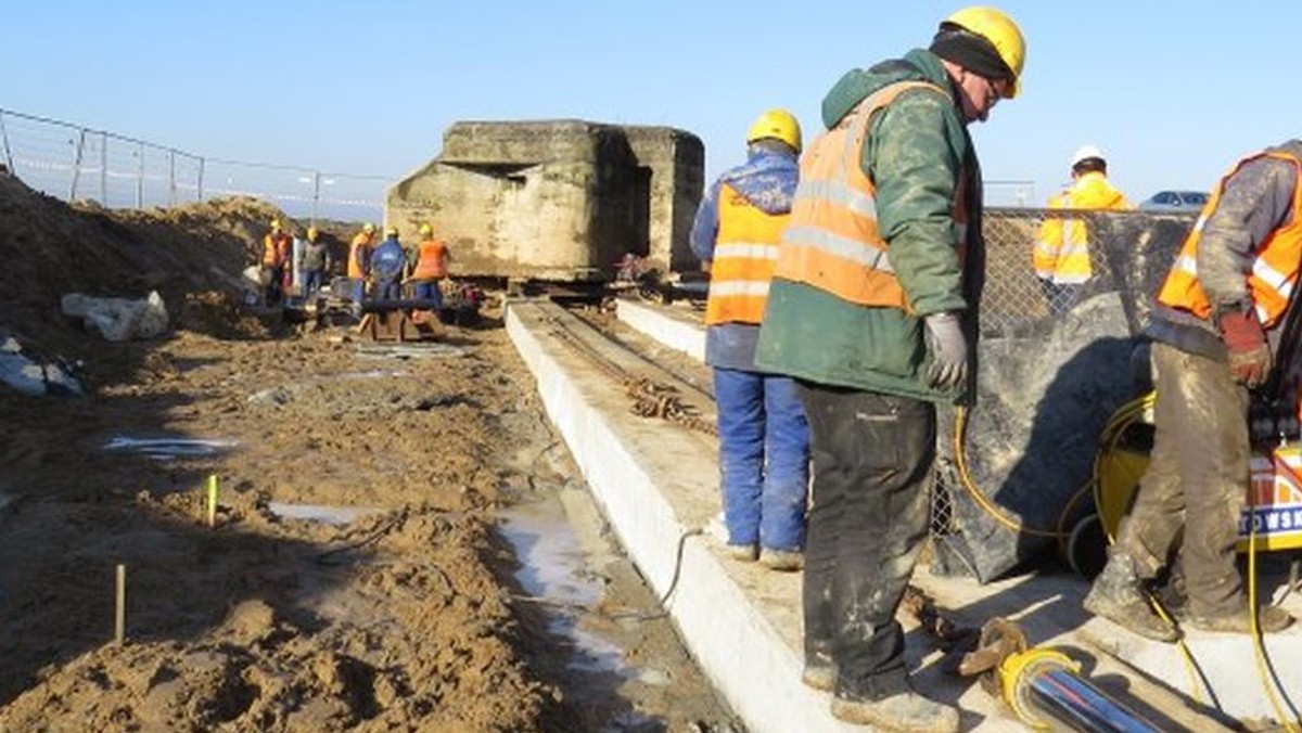 Prace na budowie trasy ekspresówki S5 trwają mimo mrozów. Drogowcy nie zawsze jednak mogą zajmować się samą drogą. W ciągu ostatnich dni kilku z nich zajmowało się przenosinami bunkra w miejscowości Wąsosz.