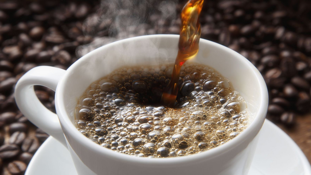 Wiele osób nie wyobraża sobie dnia bez filiżanki kawy. Niektórzy uważają, że kawa jest bardzo niezdrowa, inni są zdania, że korzystnie wpływa na organizm.
