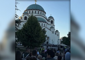 Nikolina Kovač ispred Hrama Svetog Save