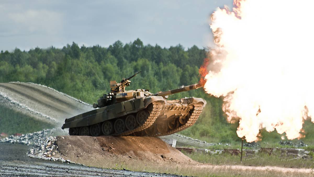 Rosyjski czołg T-90 prowadzący ostrzał w czasie ćwiczeń wojskowych