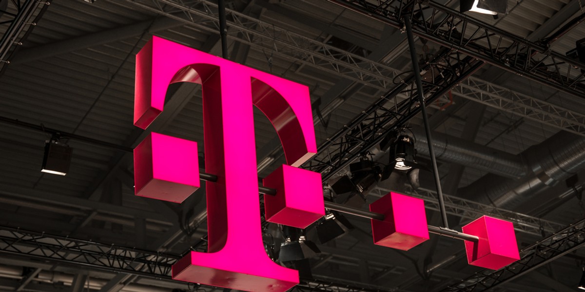 T-Mobile zwalnia około 7 proc. pracowników w Polsce. Po zakończeniu zwolnień grupowych liczba zatrudnionych ma spaść z 4,2 tys. o około 300 osób