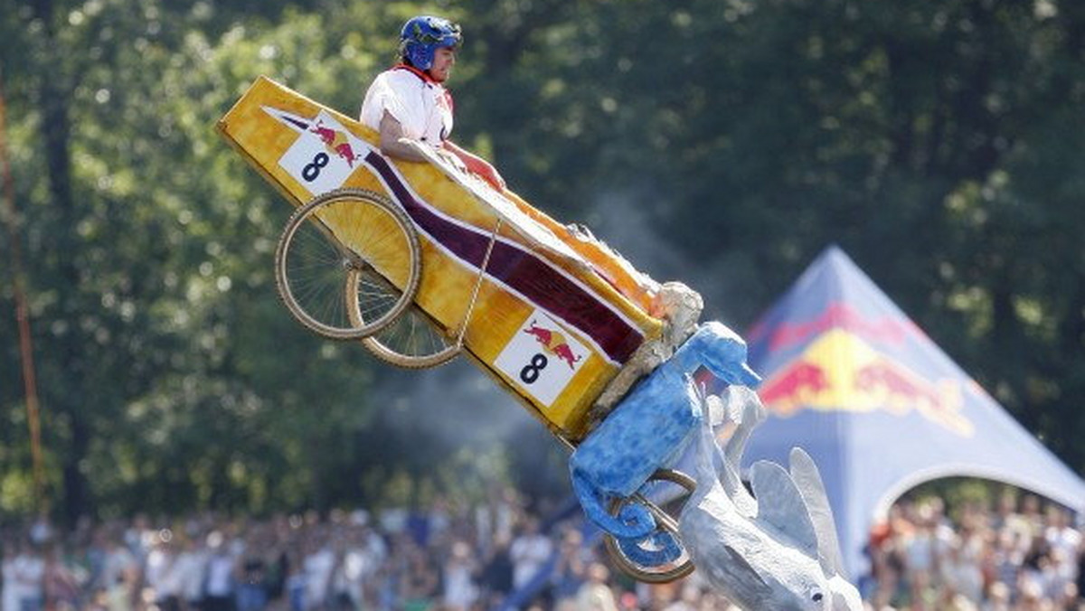 Siedem zespołów z województwa mazowieckiego powalczy o wygraną podczas 5. Konkursu Lotów Red Bull. Wielki finał już 16 sierpnia w Gdyni. Wstęp wolny!