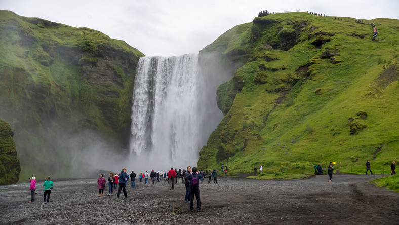 Islandia od kilku lat cieszy się niesłabnącą popularnością wśród turystów z całego świata. Jednak liczba ludzi odwiedzających wyspę jak tak duża (w zeszłym roku było to 2,3 mln osób), że zaczyna zagrażać środowisku naturalnemu. Ministerstwo Ochrony Środowiska opublikowało na początku miesiąca raport, który nie napawa optymizmem.