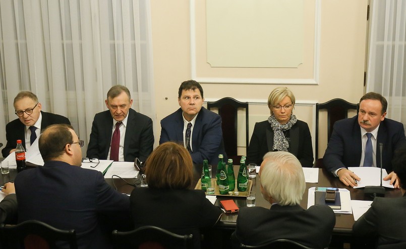 Kandydaci PiS na sędziów Trybunału Konstytucyjnego - Lech Morawski (L), Henryk Cioch (2L), Mariusz Muszyński (C), Julia Przyłębska (2P) i Piotr Pszczółkowski (P) podczas posiedzenia sejmowej komisji sprawiedliwości i praw człowieka