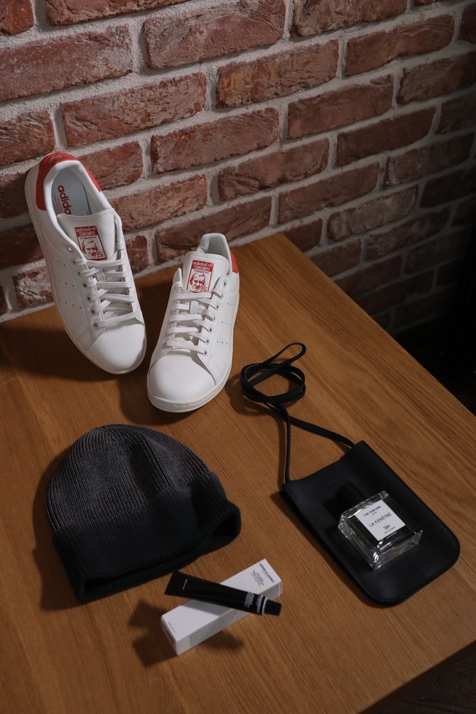 Patike adidas, kapa i torba Zara, parfem Dechko Tzar, krema za ruke Grown Alchemist