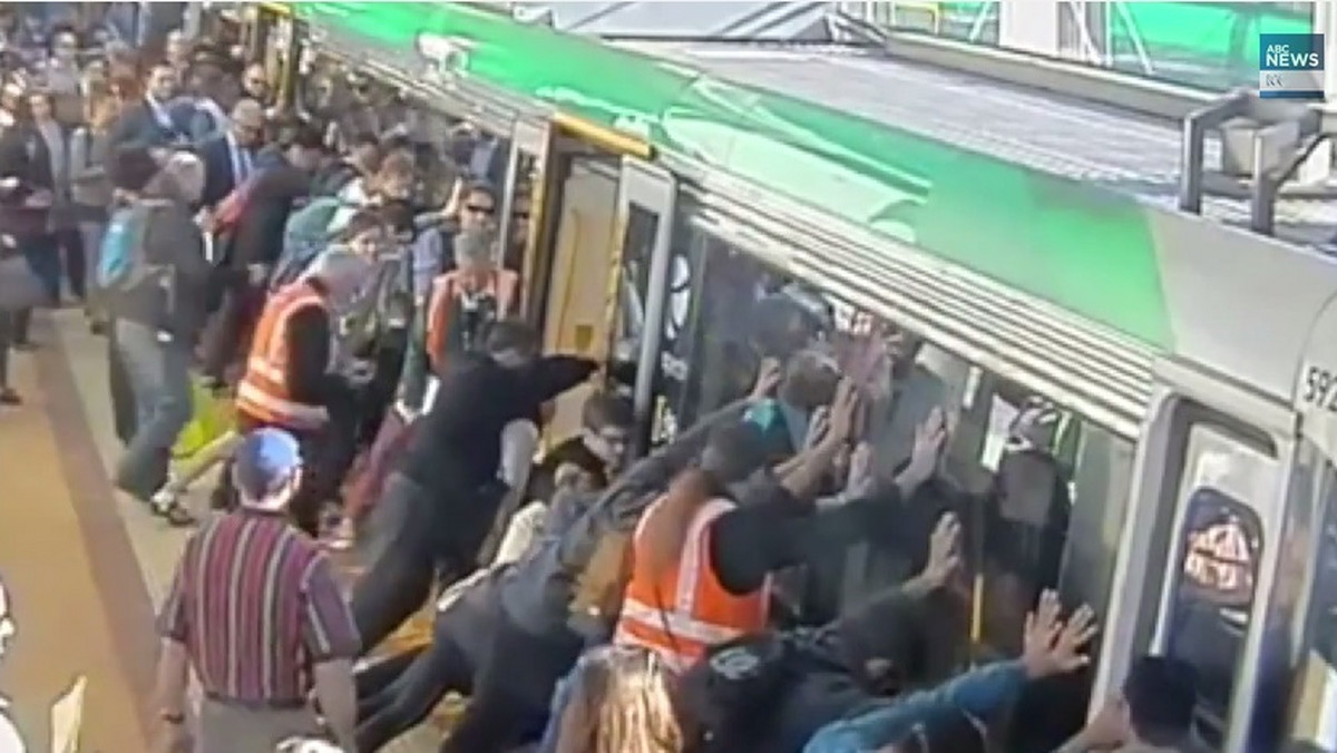 Do dramatycznych scen doszło na dworcu w australijskim mieście Perth. Mężczyzna poślizgnął się i jego noga utknęła między pociągiem i peronem. Z pomocą ruszyli mu pasażerowie.