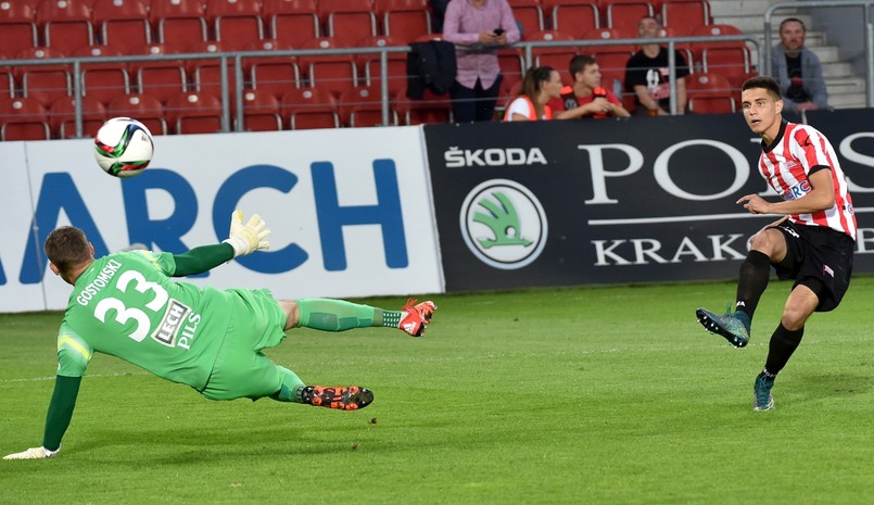 Piłkarz Cracovii Kraków Bartosz Kapustka (P) pokonuje bramkarza Lecha Poznań Macieja Gostomskiego (L) podczas meczu polskiej Ekstraklasy