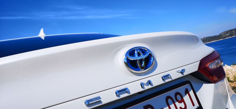 Toyota Camry z nowym napędem hybrydowym w Polsce znika w ciemno. A ile pali i jak jeździ?