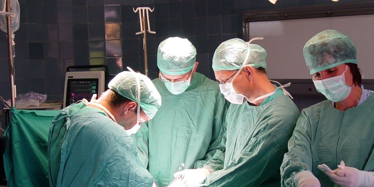 Lekarze podczas operacji (zdjęcie ilustracyjne).