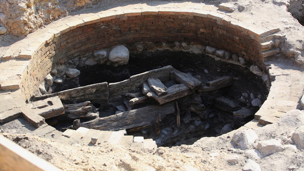 Podczas prac wykopaliskowych na Głównym Rynku w Kaliszu archeolodzy odkryli pozostałości z XVIII w. - rynsztok, wodociąg i zbiornik na wodę, prawdopodobnie do celów przeciwpożarowych.