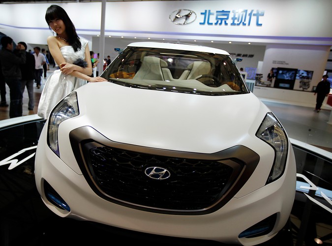 Salon samochodowy w Szanghaju... Jest na czym zawiesić oko :)