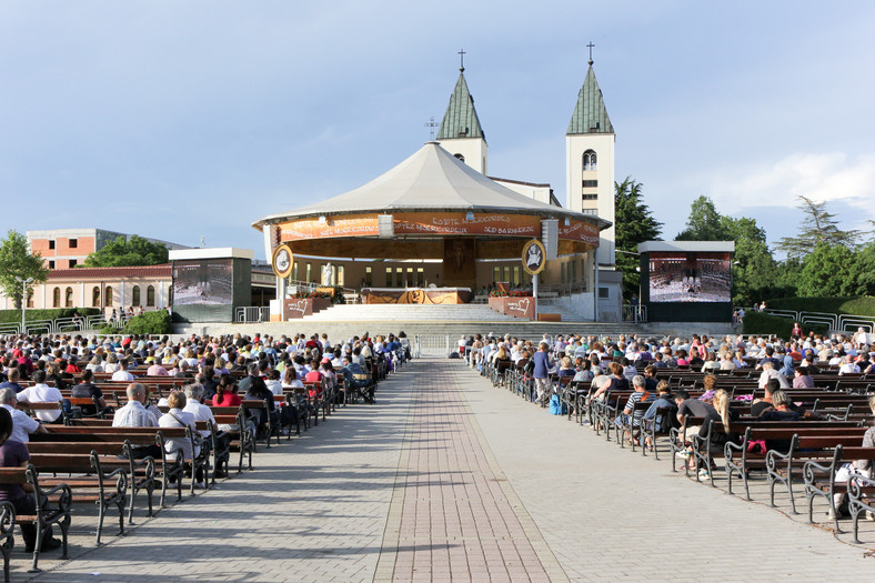 Iglesia en Medjugorje.  Solía ​​servir solo a los campesinos locales.  Hoy en día es un centro importante para el movimiento de peregrinación global.