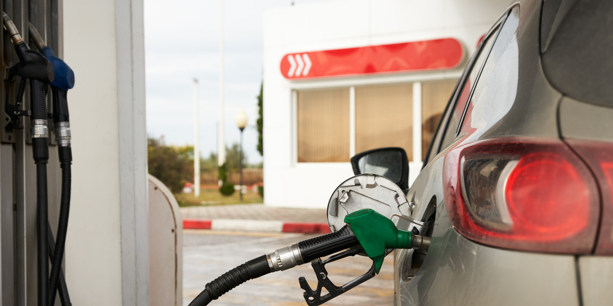 Średnie ceny paliw na stacjach w Polsce ruszyły w górę. 