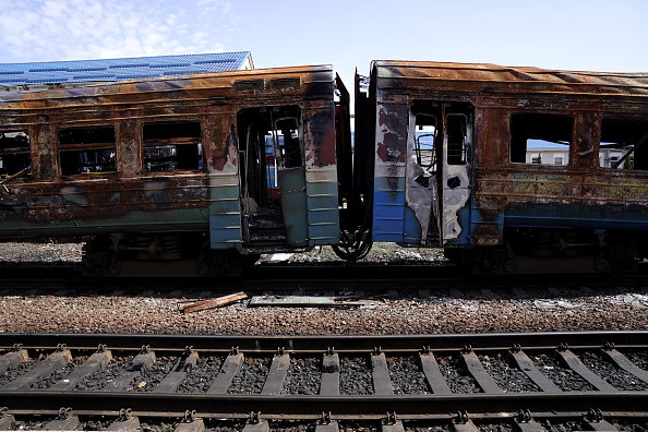 Zniszczony pociąg podmiejski w Trościańcu