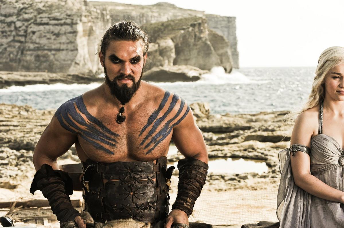 Emilia Clarke és Jason Momoa minden egyes szexjelenetük előtt zokogtak a Trónok harca forgatásán