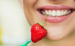 Letnie warzywa i owoce są dobre dla zębów. Co warto jeść bez ograniczeń?