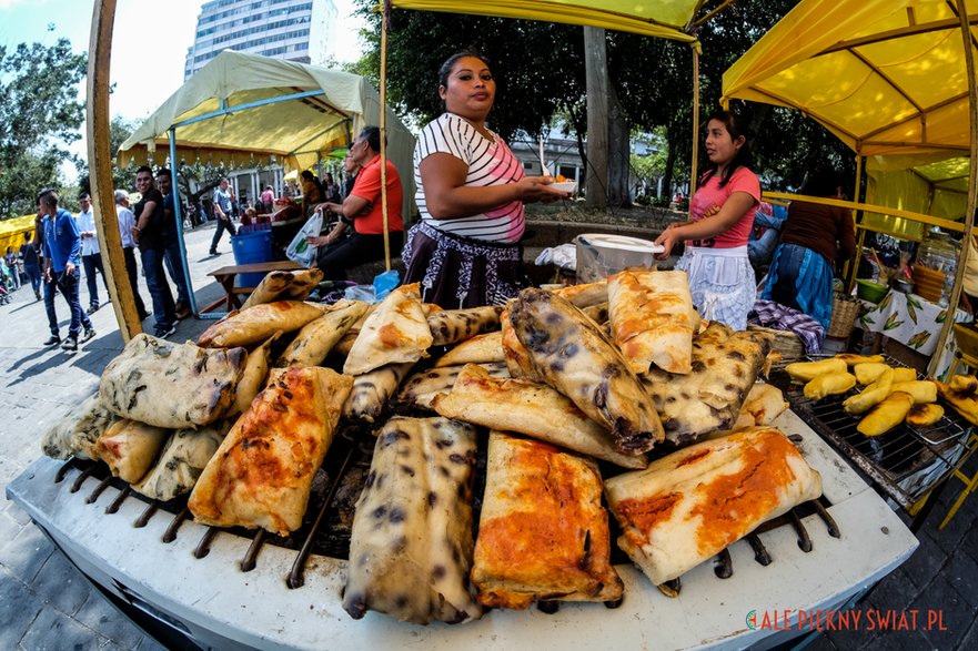 W każdą niedzielę Parque Central w Ciudad Guatemala przeistacza się w wielki targ śniadaniowy. Można tu spróbować potraw z całej Gwatemali