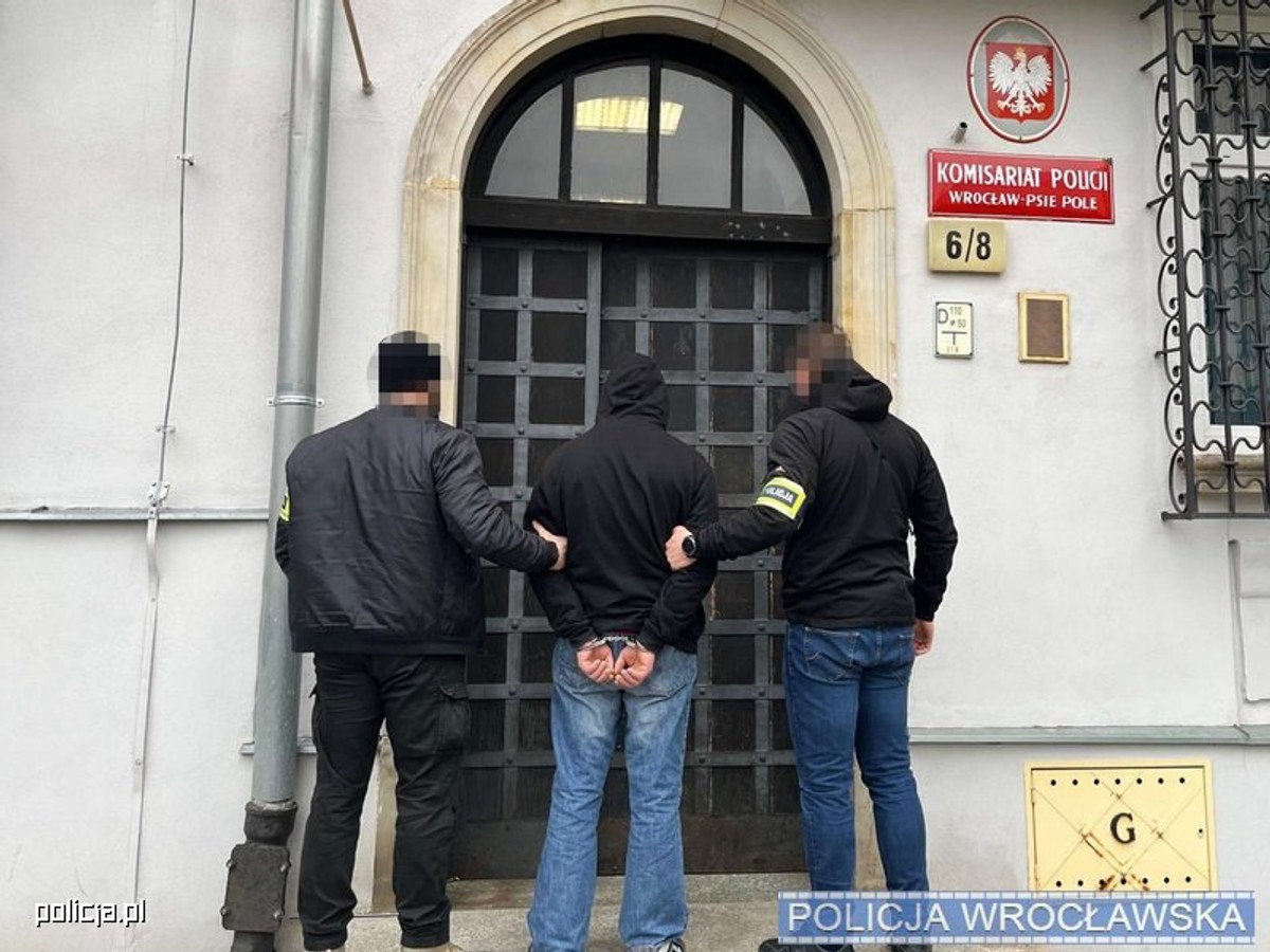 Nie zatrzymał się do kontroli drogowej i uderzył w policyjny radiowóz.