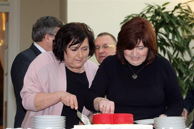 Pierwsza dama i żona Jurka Owsiaka kroją tort