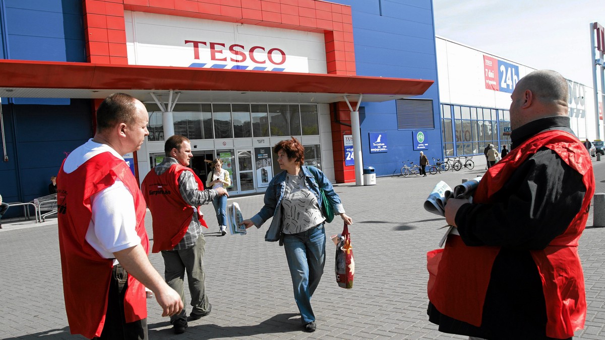 Akcję na rzecz poprawy warunków pracy i płacy pracowników hipermarketów zorganizowały w sobotę przed marketami Tesco w Gorzowie Wielkopolskim, Świebodzinie i Zielonej Górze Polska Partia Pracy-Sierpień 80 i Wolny Związek Zawodowy "Sierpień 80".