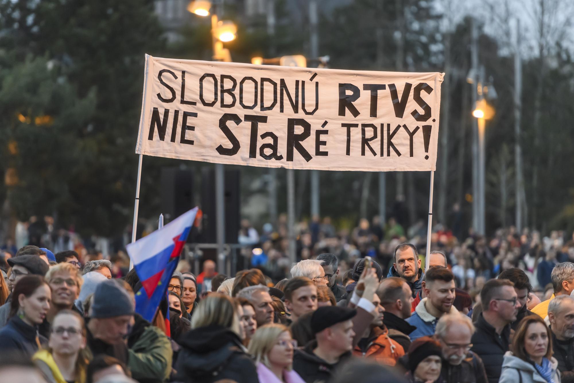 Na snímke protestujúci počas protivládneho protestu organizovaného opozičným hnutím Progresívne Slovensko (PS) a stranou Sloboda a Solidarita (SaS) na Námestí slobody v Bratislave.
