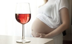 Picie nawet małej ilości alkoholu w czasie ciąży zmienia strukturę mózgu dziecka