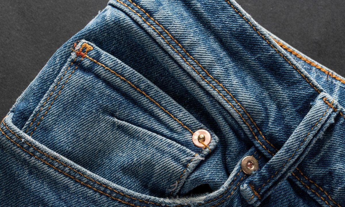 Po co są te metalowe guziczki przy kieszeniach jeansów? To nie ozdoba