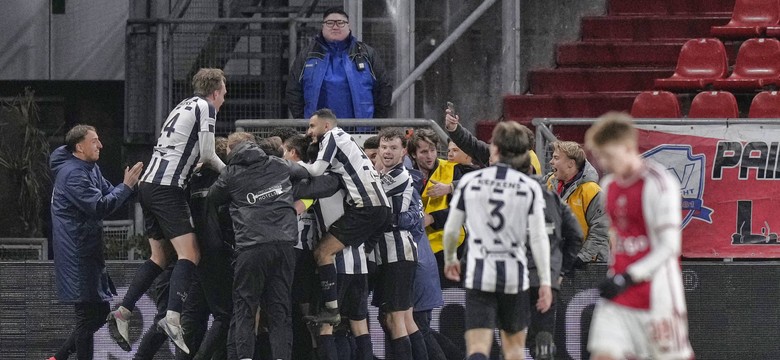 Trener Ajaksu poleciał na ślub. Jego piłkarze skompromitowali się w Pucharze Holandii