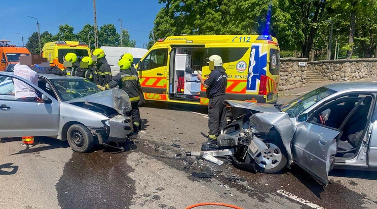 Frontálisan ütközött össze két személyautó a 66-os főút 3-4 kilométere között, Pécs határában/ Fotó: Baleset-info.hu