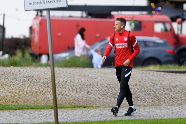 Pomocnik piłkarskiej reprezentacji Polski Piotr Zieliński w drodze na trening kadry w Opalenicy