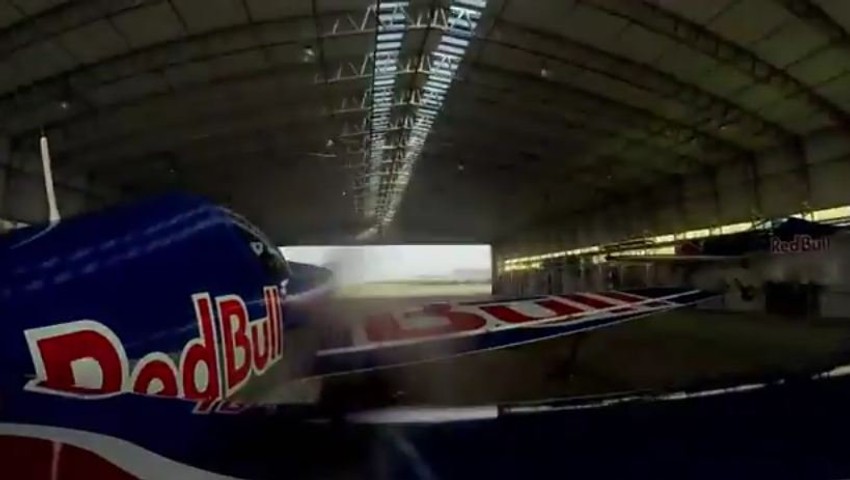 Trenutak kada avion proleće kroz hangar