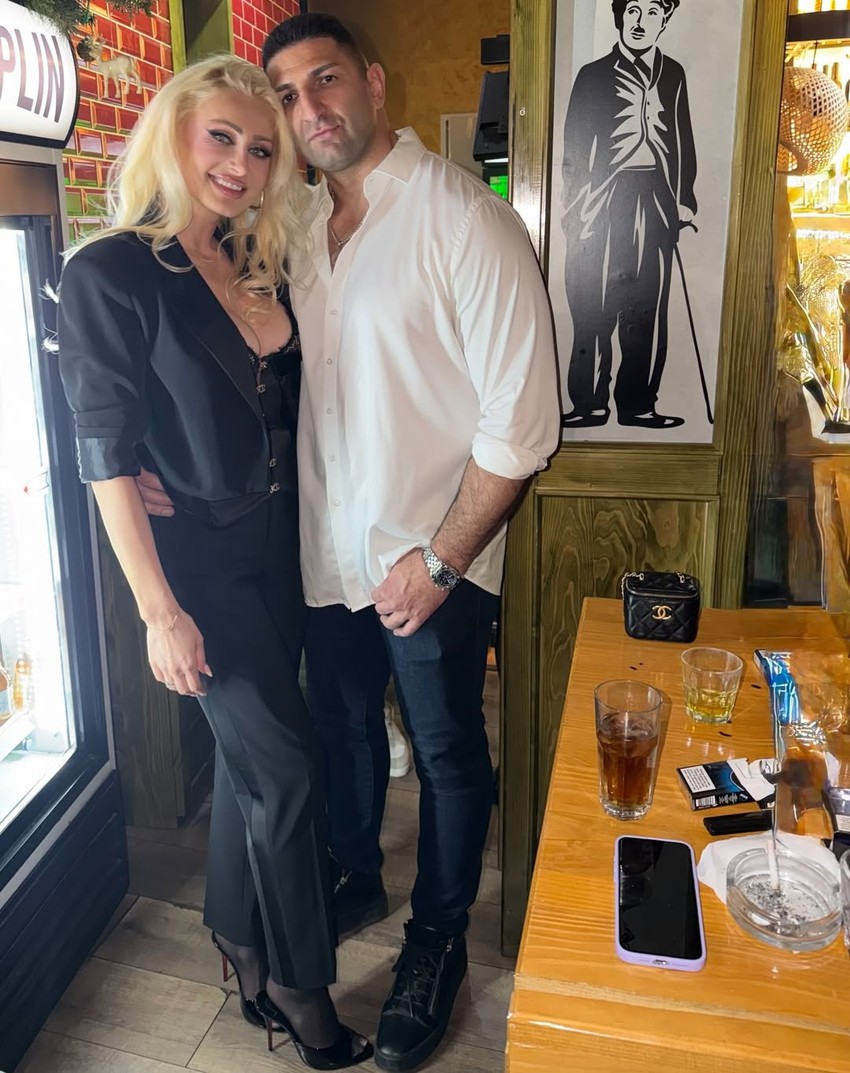 Ovo je brat Aneli Ahmić koji je bio hapšen: Pozirao sa ženom, a muškarce raspametio njen dekolte