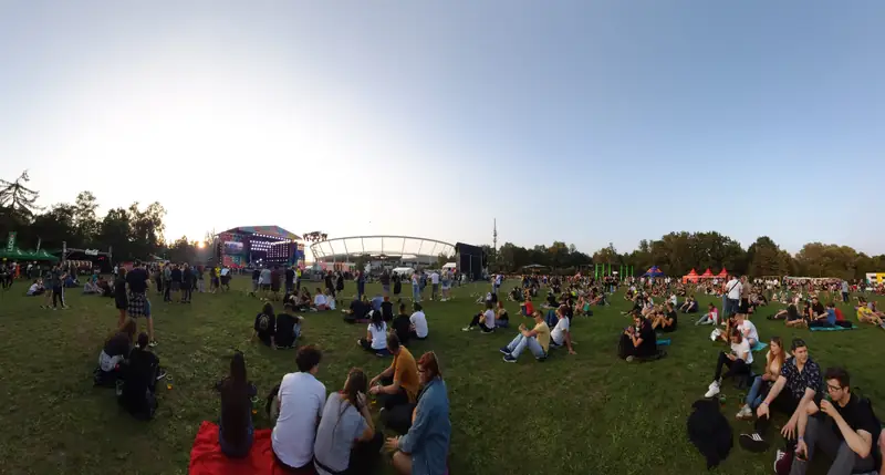 Panoramiczne zdjęcie przestrzeni przed główną sceną w czasie Fest Festivalu. Zdjęcie wykonane smartfonem Galaxy A50