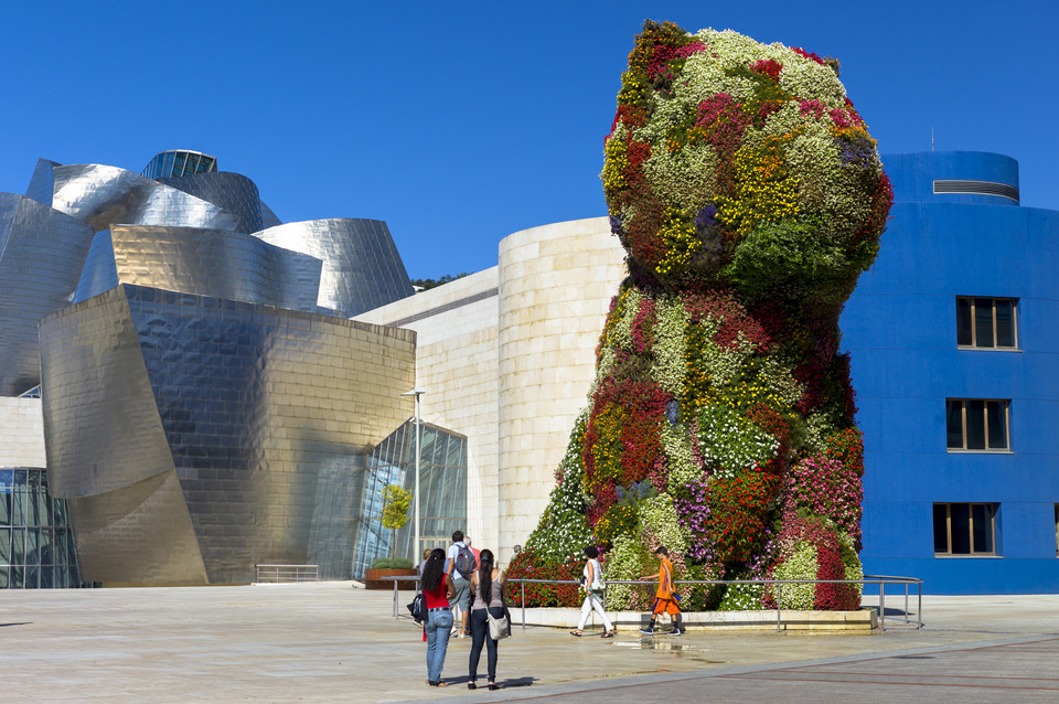 Kwiatowy "Szczeniak" przed Muzeum Guggenheima w Bilbao