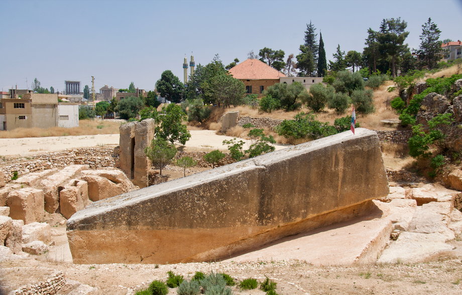 Największy kamienny blok ze świata antycznego. W oddali widoczne zachowane kolumny świątyni Jowisza, zabezpieczone rusztowaniami. Każda z nich ma 21 metrów wysokości