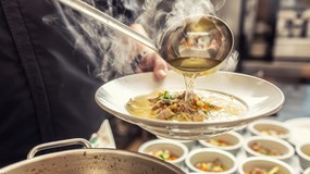 Co zrobić z mięsem z rosołu? Ewa Wachowicz robi z niego danie na kilka dni