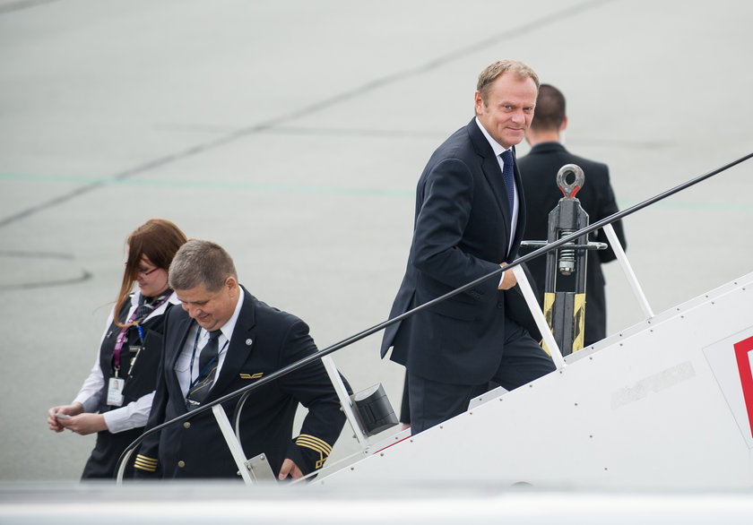 Tusk do Brukseli poleciał z dworem!