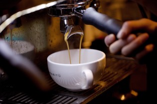 Milenialsi i blockchain wpływają na etykę kawiarnianego biznesu