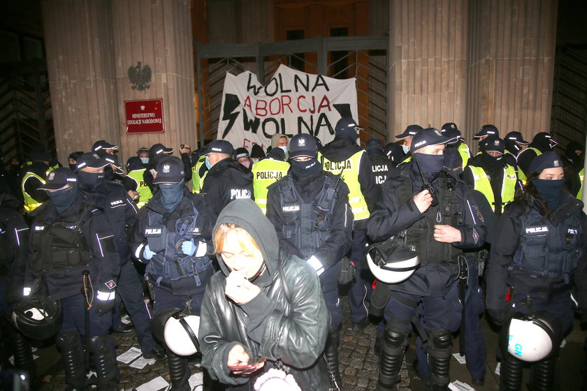 Warszawa: Strajk Kobiet blokuje ulice i siedzibę MEN. Relacja na żywo