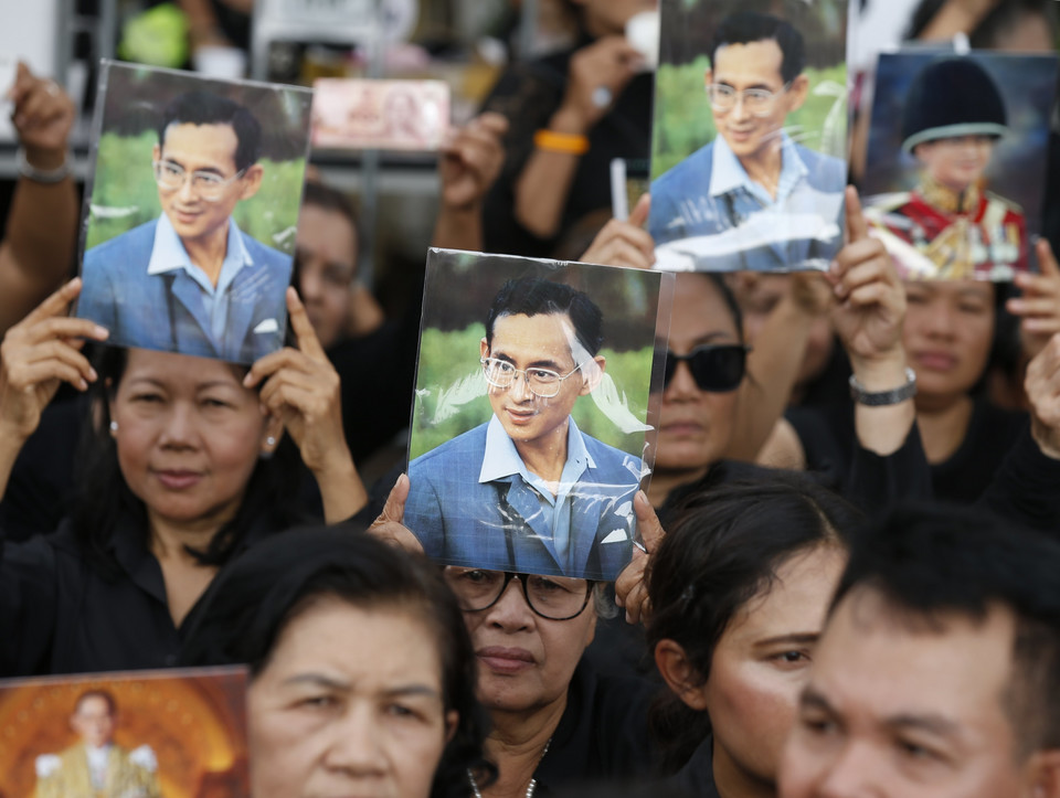 THAILAND ROYALTY KING MOURNING (Thai mourners wait to take part the Royal Cremation ceremony)