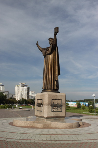Mińsk, przed Biblioteką Narodową