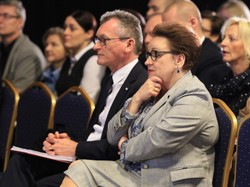 Nie do naśladowania: bardzo nietwarzowe kolory i wzory w stylizacji minister Zalewskiej. FOTO