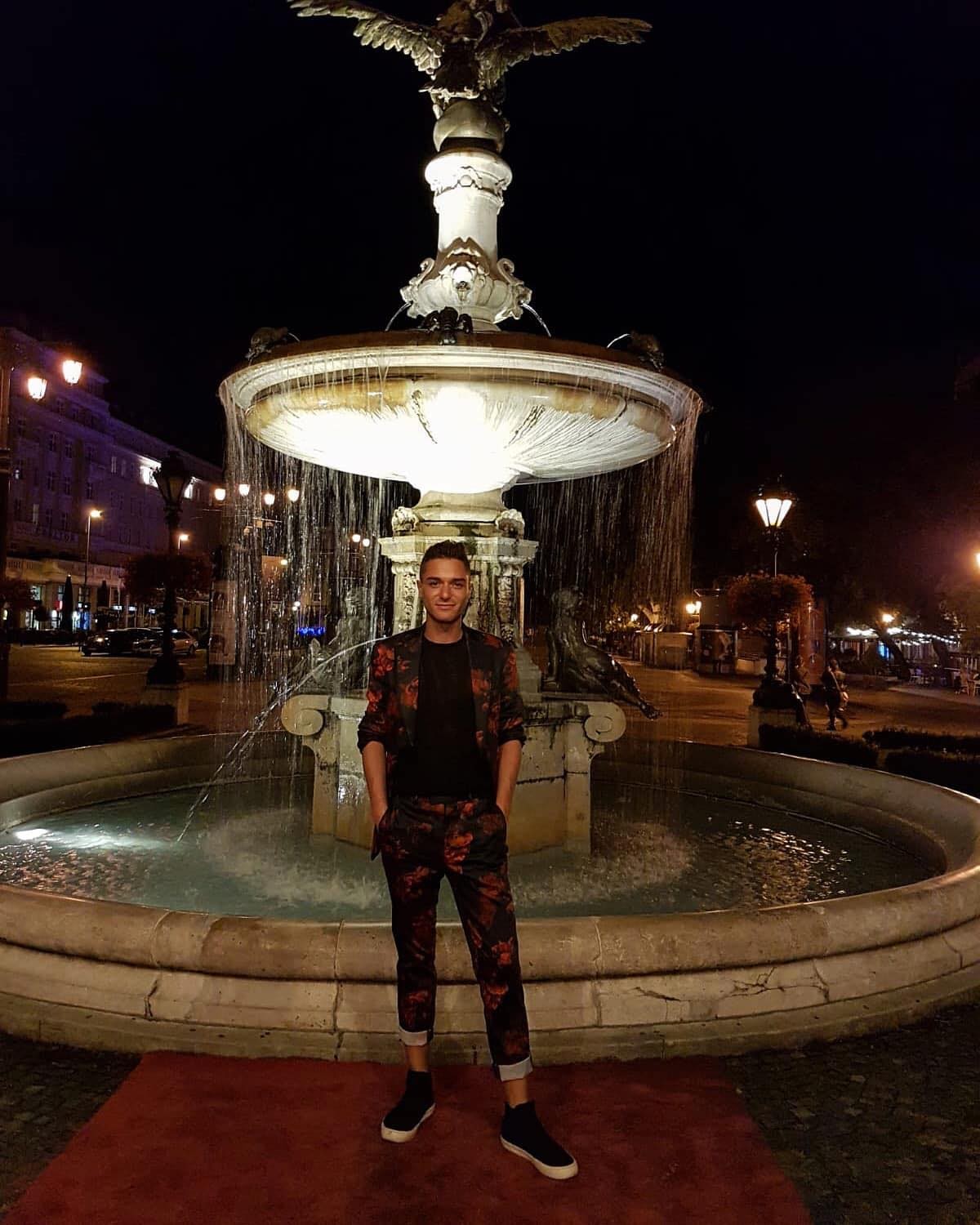 Spevák a influencer David Key.