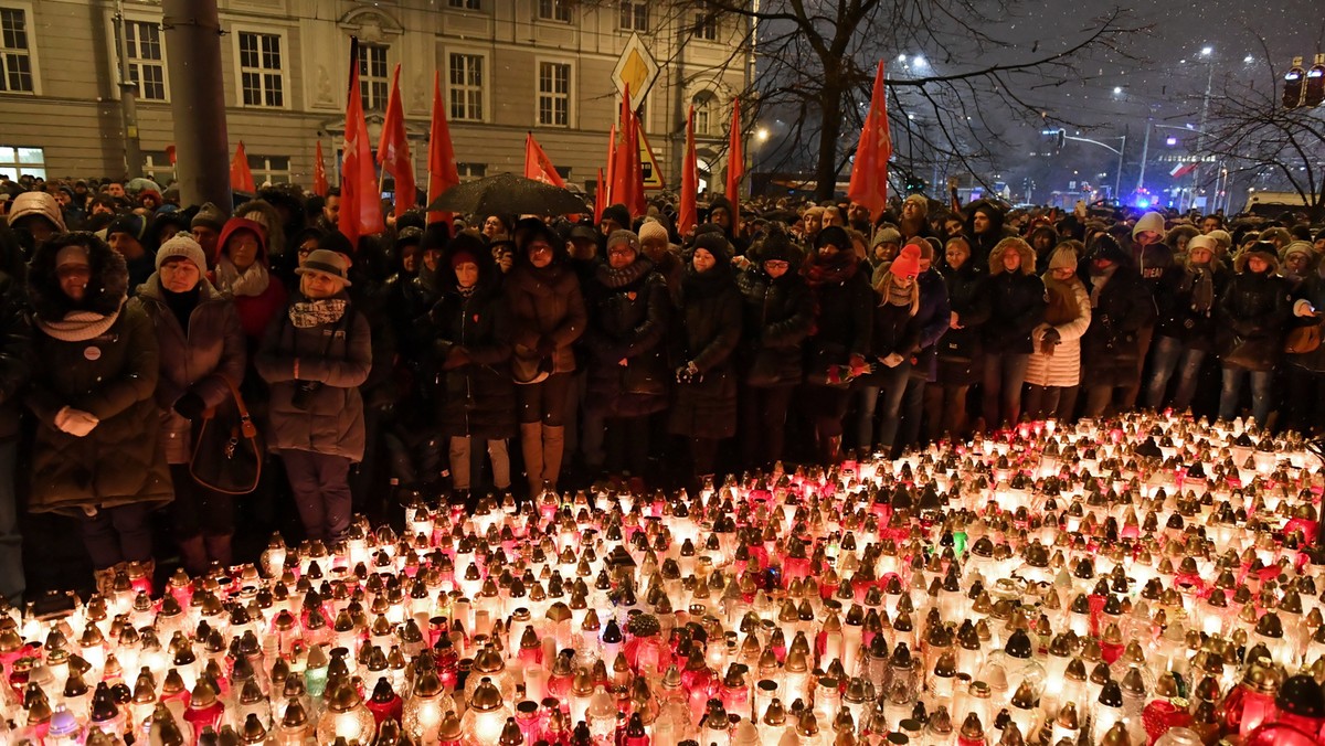 Gdańszczanie w żałobie po śmierci Pawła Adamowicza