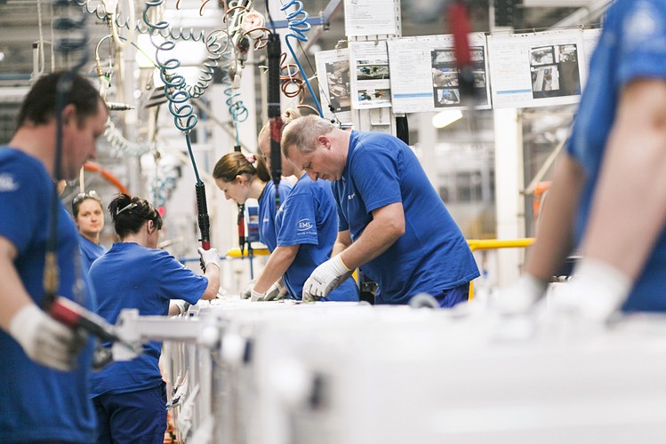 Komisja Europejka przyjęła w tym roku strategię reindustrializacji Unii Europejskiej, która ma zwiększyć udział przemysłu w PKB UE z 15,6 proc., do 20 proc. w 2020 r. Gigantyczny rozwój przemysłowy od lat jest udziałem krajów rozwijających się. Choć jest to już oczywiście innego rodzaju przemysł, niż ten sprzed blisko 100 lat. Wizja końca przemysłu była więc stanowczo przestrzelona.<br>
A swoją drogą to ciekawe, że człowiekowi, który przewidywał rewolucyjne zmiany w każdej niemal dziedzinie życia, w ogóle nie przeszło przez myśl, że kolonialne imperia ulegną rozpadowi i polityczna mapa świata w XXI w. może wyglądać zupełnie inaczej, niż kilkadziesiąt lat wcześniej.
 Na zdj. Polska fabryka Electrolux w Oławie