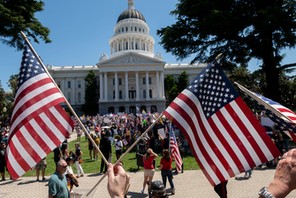 Protesty przeciw lockdownowi w Sacramento w Kaliforni. Fot. Paul Kitagaki Jr/The Sacramento Bee/ZUMA Wire/Newspix.pl