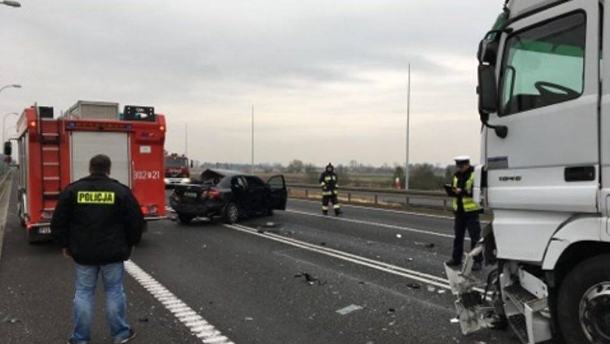 Dziś rano w wypadku na trasie S3 w okolicy Gorzowa Wlkp. zginął kierowca toyoty corolli. Droga jest zablokowana, policja kieruje samochody na starą drogę nr 3.