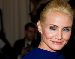 Cameron Diaz w łóżku nosi wrotki – zobacz!