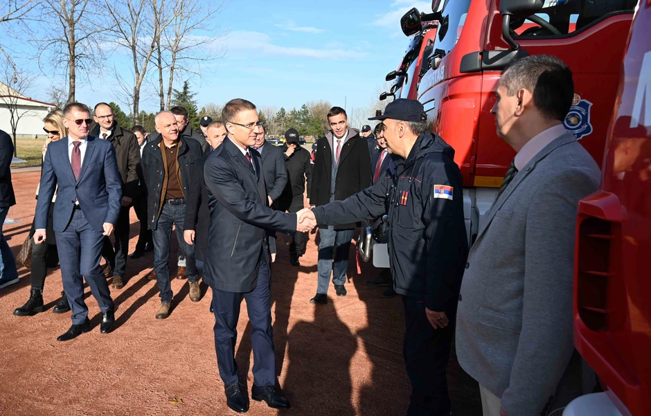 20 vatrogasno-spasilačkih kamiona i 60 terenskih vozila predato Sektoru za vanredne situacije